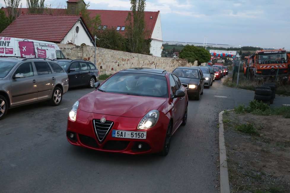 Autokino u letiště Václava Havla v Praze: Promítá 24., 25., i 26. dubna. O sledování filmu v autě se těší velikému zájmu.