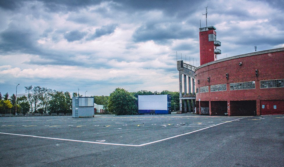 Autokino, které vzniklo na pražském Strahově.