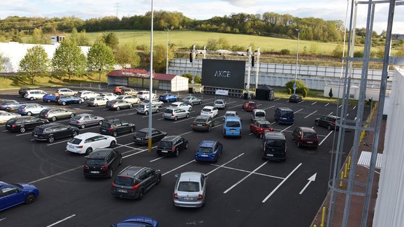 Autokina v ČR: Aktuální fenomén se netýká jen Prahy. Kam a za kolik můžete v příštích dnech vyrazit?