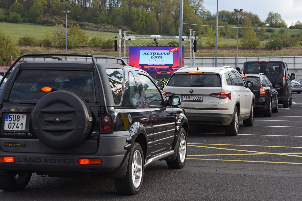 Fronta aut před vjezdem do areálu autokina jako by neměla konc