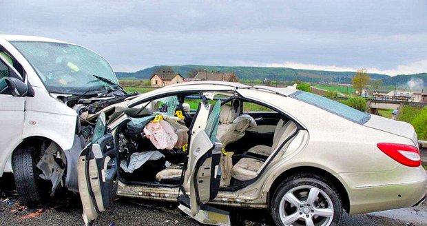 Počet úmrtí na českých silnicích stoupá. Miliony řidičů však mají prošlé autolékárničky