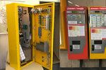 Automaty na jízdenky v pražské MHD. Takto vypadají jejich útroby.