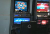 Gambler prohrál 22 milionů v automatu: Soud mu 12 milionů vrátil!