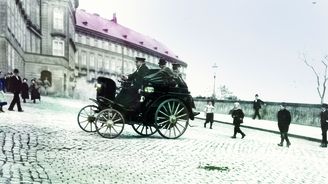 Vzácná fotka prvního auta na Pražském hradě. Kde se v roce 1898 vzal v Praze motorový kočár?