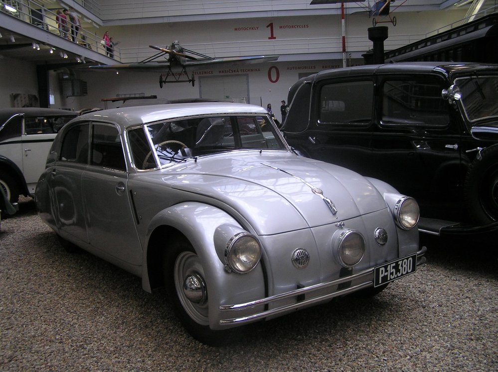 Elegantní Tatra 77, jeden z nejlepší automobilů předválečné doby. Jezdil rychlostí 150 km/h