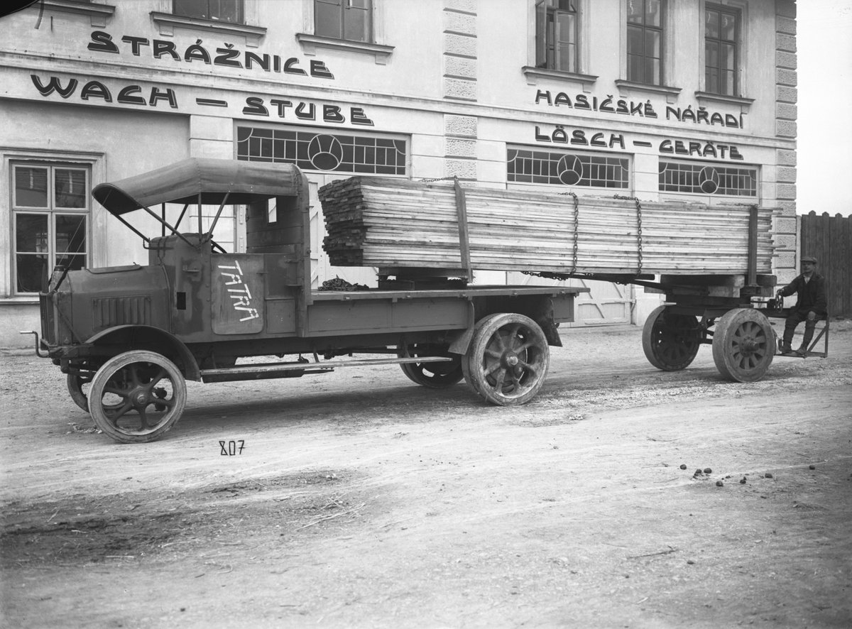 První náklaďák Tatra NW TL-4 využívala československá armáda ještě za 1. světové války, kdy nesl i původní název Nesselsdorfer Wagenfabrik (NW).
