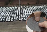 Letiště v Hradci plní stovky nehotových škodovek. Automobilka má zoufalý nedostatek čipů