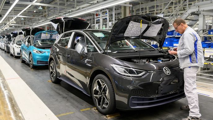 Výroba aut v továrně Volkswagen