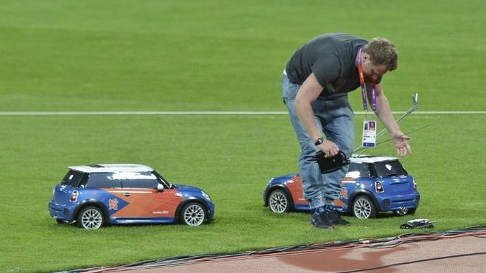 Automodelář na olympiádě vozí atletům nářadí