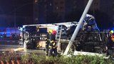 Vážná nehoda v Praze: Ve Švehlově ulici se převrátil kamion