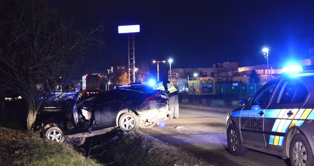 Policie zatím muže nedopadla.