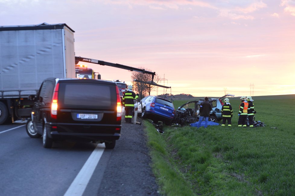 Při hromadné srážce kamionu se třemi osobními vozy zemřel řidič jednoho z nich.