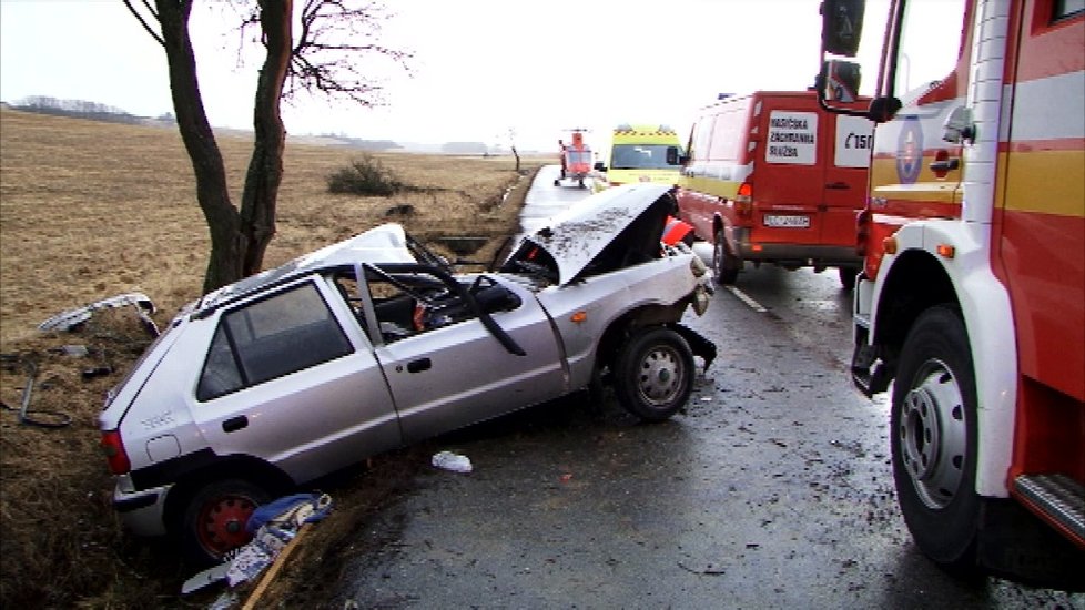 Auto sjelo ze silnice a nabouralo.