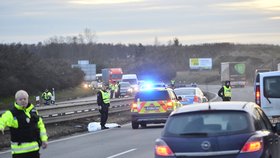 Chodce srazilo auto na dálnici D10, když ji přebíhal.