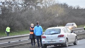 Chodce srazilo auto na dálnici D10, když ji přebíhal.