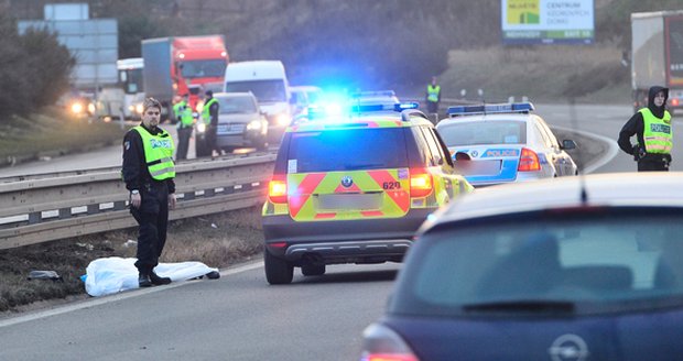 Auto srazilo na dálnici D10 muže: Náraz byl tak silný, že přeletěl svodidla