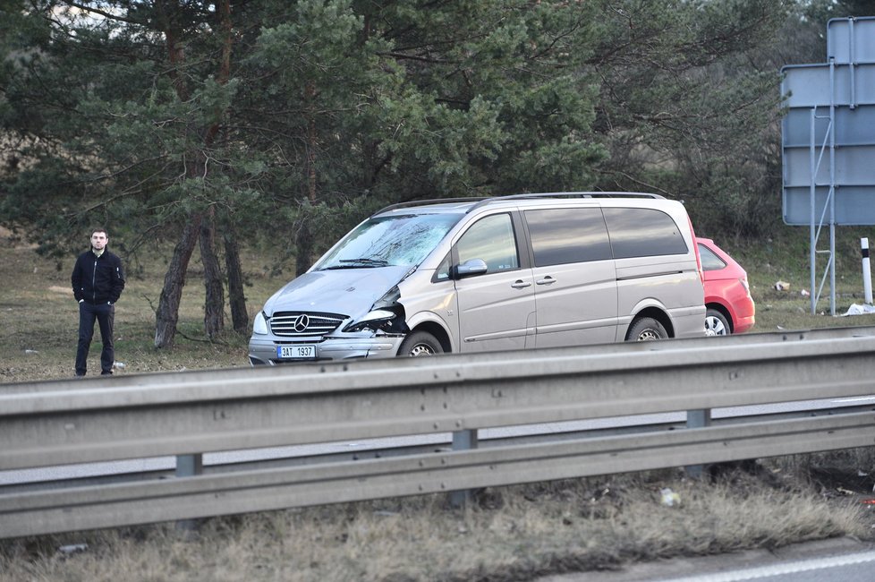 Chodce srazilo auto na dálnici D10, když ji přebíhal.