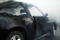 Tragická autonehoda: Řidič uhořel a dva muže převezli do nemocnice