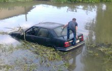 Kuriózní nehoda: Trosečník v renaultu!