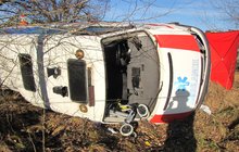 Smrtelná nehoda na Šumavě: V sanitce  zemřela  pacientka!