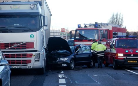 Řidič superbu to do kamionu napasoval tak nešikovně, že jeho spolujezdkyně přežít snad ani nemohla...