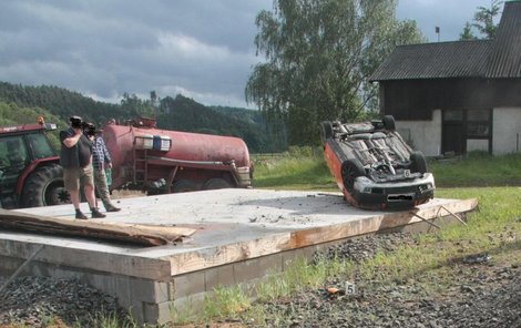 Auto »přiletělo« a přistálo na betonové novostavbě.