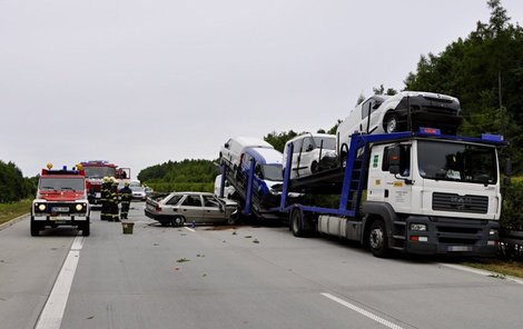 Z tohoto osobáku vyletělo při nárazu 2,5leté děcko, podle policistů bylo v sedačce.