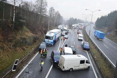 Nehoda na 21. kilometru na dálnici D1 ve směru na Brno. Za nehodu může vytvořená ledovka. Na místě zasahuje i vrtulník.