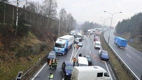 Nehoda na 21. kilometru na dálnici D1 ve směru na Brno. Za nehodu může vytvořená ledovka. Na místě zasahuje i vrtulník.