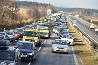 Příjezd do Prahy po D1 komplikuje hromadná nehoda