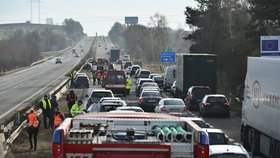 Na dálnici D1 se před polednem stala série dopravních nehod, která zablokovala dálnici na dlouhé hodiny.