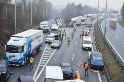 Nehoda na 21. kilometru na dálnici D1 ve směru na Brno. Za nehodu může vytvořená ledovka.