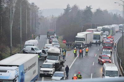 Nehoda na 21. kilometru na dálnici D1 ve směru na Brno. Za nehodu může vytvořená ledovka. Na místě zasahuje i vrtulník.