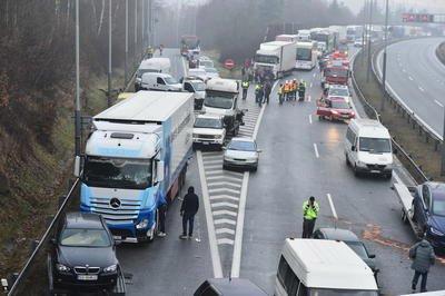 Nehoda na 21. kilometru na dálnici D1 ve směru na Brno. Za nehodu může vytvořená ledovka.