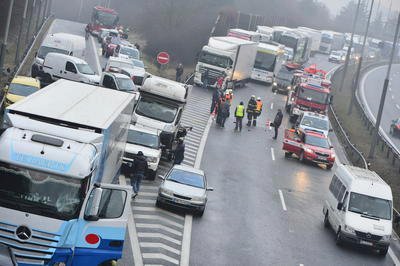 Nehoda na 21. kilometru na dálnici D1 ve směru na Brno. Za nehodu může vytvořená ledovka. Zasahuje i vrtulník.