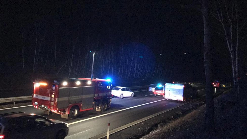 Hromadná srážka deseti aut na dálnici D10 ve směru na Liberec. Na místě se tvoří dlouhé kolony.
