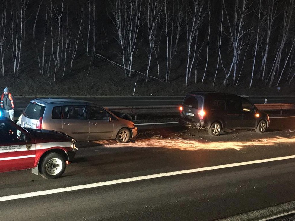 Hromadná srážka deseti aut na dálnici D10 ve směru na Liberec. Na místě se tvoří dlouhé kolony.