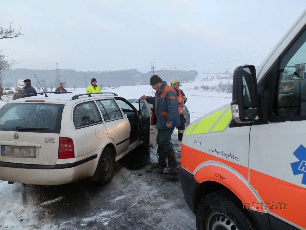 Při autonehodě se zranili čtyři lidé, dvě z nich byly děti.