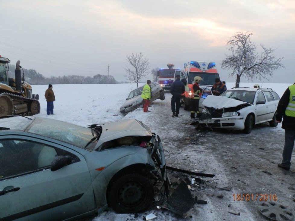 Při autonehodě se zranili čtyři lidé, dvě z nich byly děti.