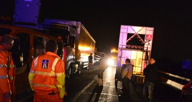 Nehoda na dálnici u Kroměříže: Muže přejelo auto, když přecházel vozovku