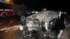 Při autonehodě zemřeli dva lidé.