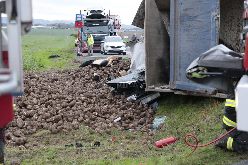 Při autonehodě u Luštice na Mladoboleslavsku přimáčkl náklaďák vezoucí řepu vůz se dvěma ženami.