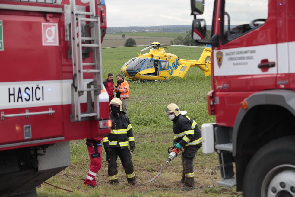 Žena s vážnějšími zraněními byla letecky transportována do nemocnice.