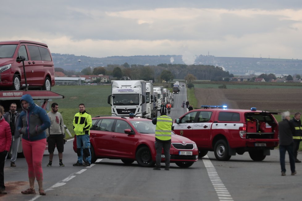 Při autonehodě u Luštice na Mladoboleslavsku přimáčkl náklaďák vezoucí řepu vůz se dvěma ženami.