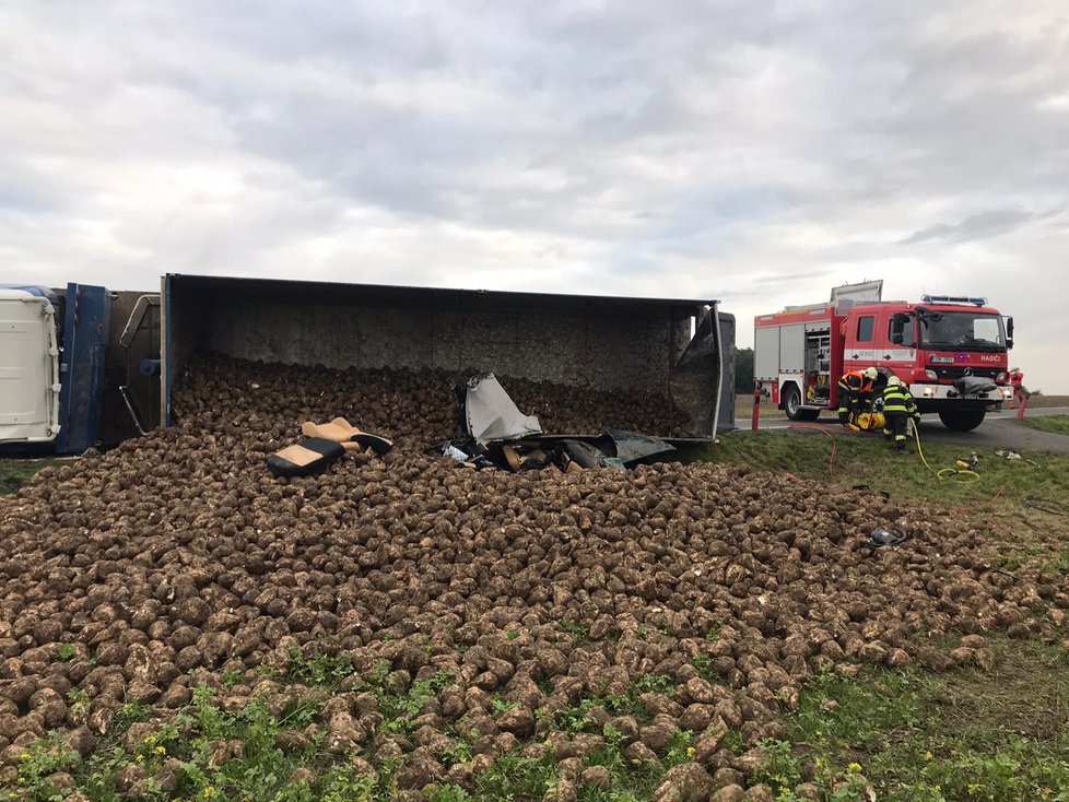 Při autonehodě u Luštice na Mladoboleslavsku přimáčkl náklaďák vezoucí řepu vůz se dvěma ženami.