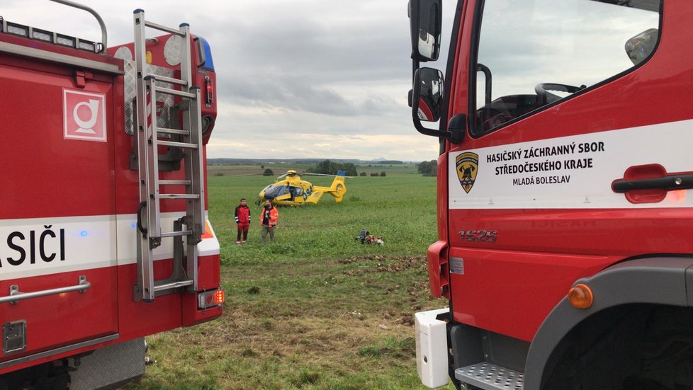 Žena s vážnějšími zraněními byla letecky transportována do nemocnice.