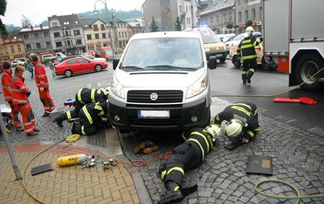 Motorkář byl zaklíněný pod autem.