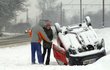 Jela po střeše: V Moravskoslezském kraji napadlo v noci místy až 15 centimetrů sněhu. Mladá řidička jedoucí z Českého Těšína do Karviné podmínky na silnici podcenila a otočila své auto na střechu.