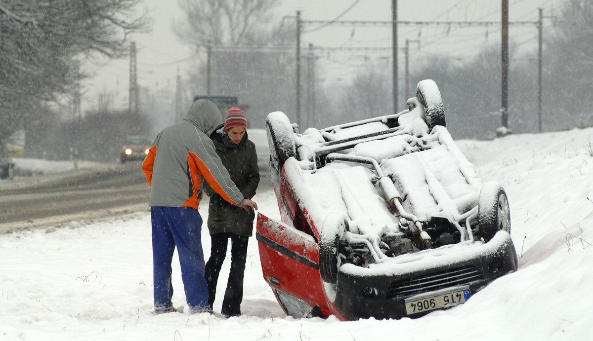 Jela po střeše: V Moravskoslezském kraji napadlo v noci místy až 15 centimetrů sněhu. Mladá řidička jedoucí z Českého Těšína do Karviné podmínky na silnici podcenila a otočila své auto na střechu.