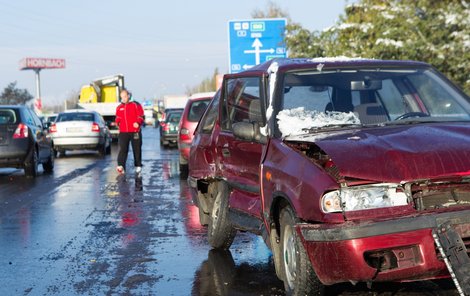 Při hromadné nehodě v Ostravě- Vítkovicích se včera ráno střetlo 20 aut, naštěstí se jen 3 lidé lehce zranili.